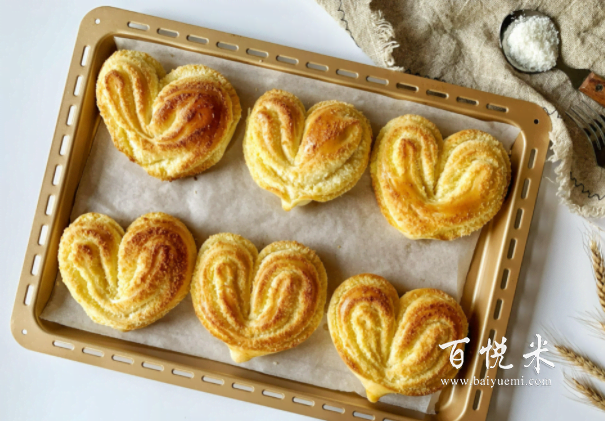 大人小孩都愛吃的軟綿拉絲椰蓉面包，心形造型，簡單易做